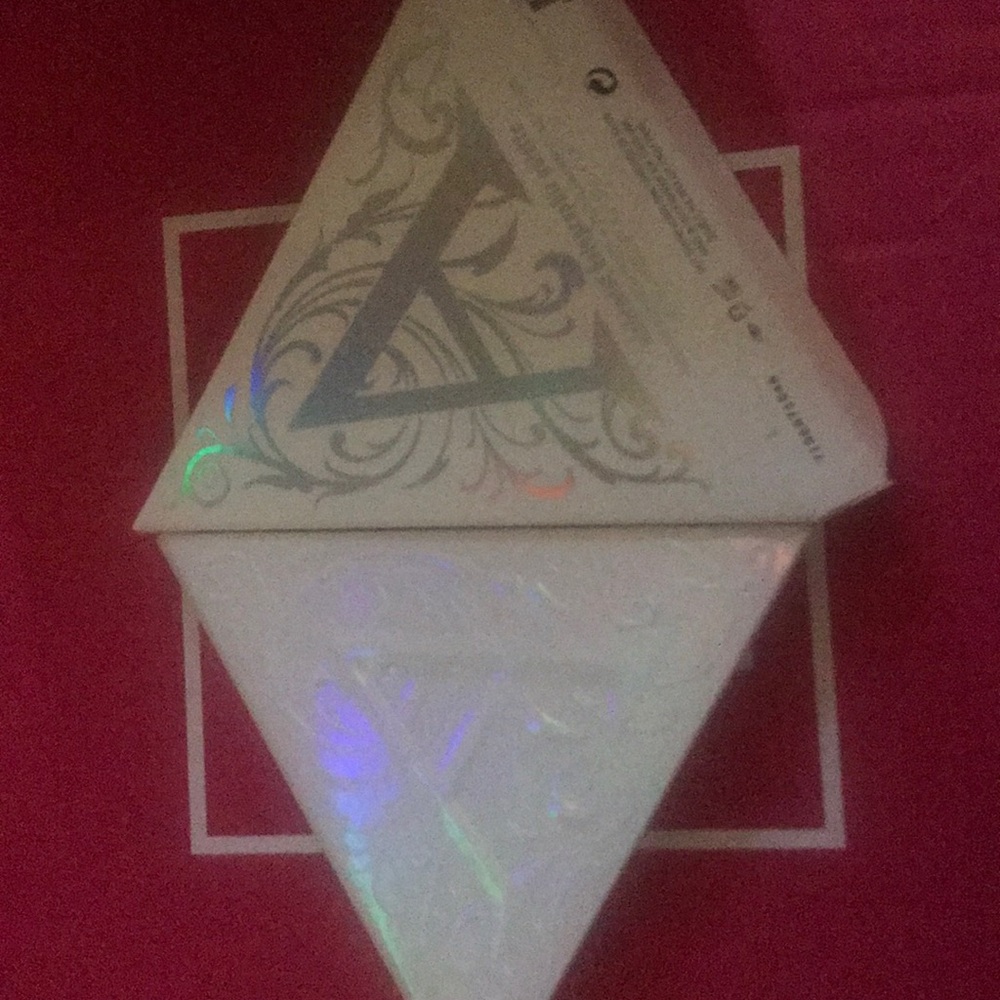 KAT VON D ALCHEMIST HOLOGRAPHIC PALETTE - Picture 2 of 2